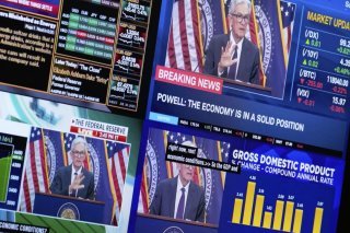 Les investisseurs s'attendent majoritairement à ce que la Réserve fédérale avance à petits pas, en commençant par baisser ses taux d'un quart de point de pourcentage (ils sont dans une fourchette entre 4,25% et 4,50%). KEYSTONE/AP/SETH WENIG